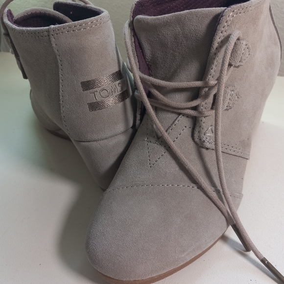 NEW TOMS SHOES - Picture 5 of 10